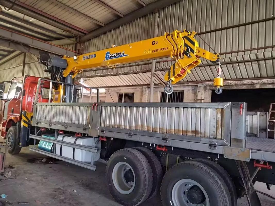 翻轉(zhuǎn)架關(guān)鍵部件解析 徐工隨車(chē)吊收鉤翻轉(zhuǎn)支架與懸架銷(xiāo)軸的作用與維護(hù)